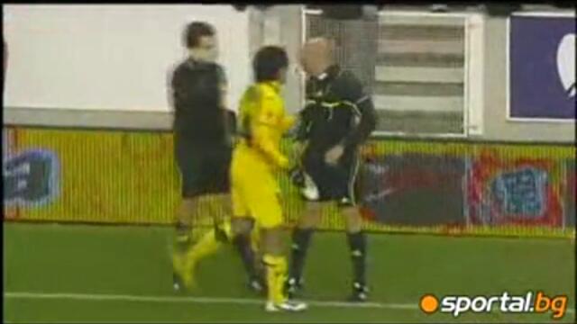 Футболист удря с обувката си съдия