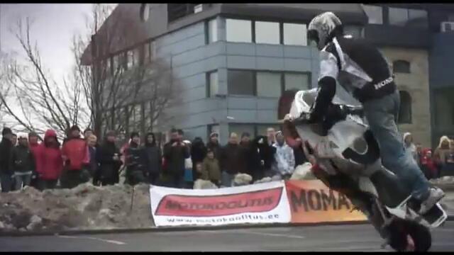 Този пич е много зарибен стънтър