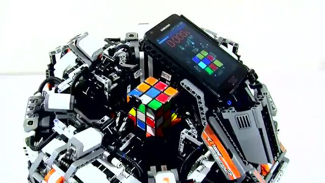 Робот подрежда кубчето на Рубик за 5 секунди