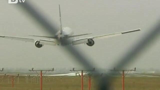 Боинг 767 с 231 души на борда се приземи по корем на летището във Варшава