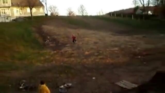 Dete se razbiva s kolelo