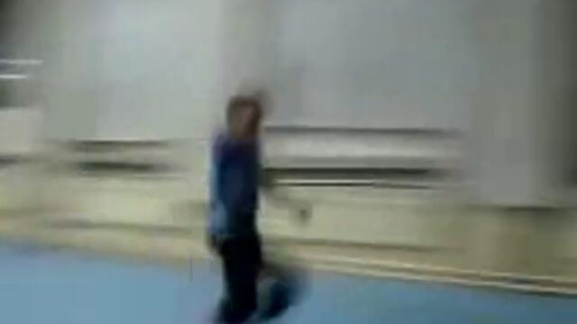 Момче прави странично салто