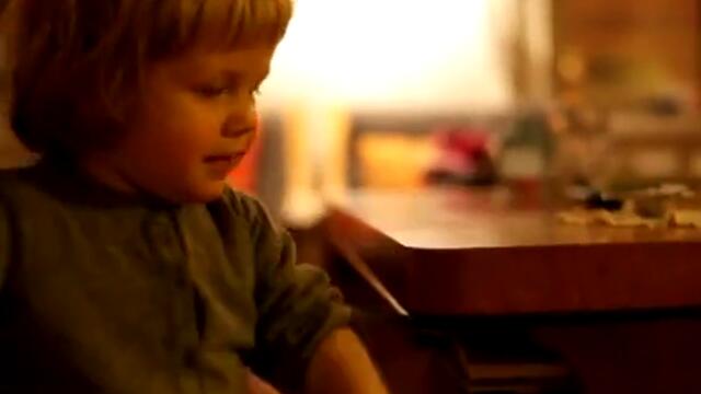 Малко дете със супер зловещ смях