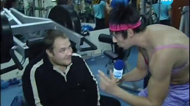 Лудия Репортер тренира по сутиен във фитнес зала (луд смях)