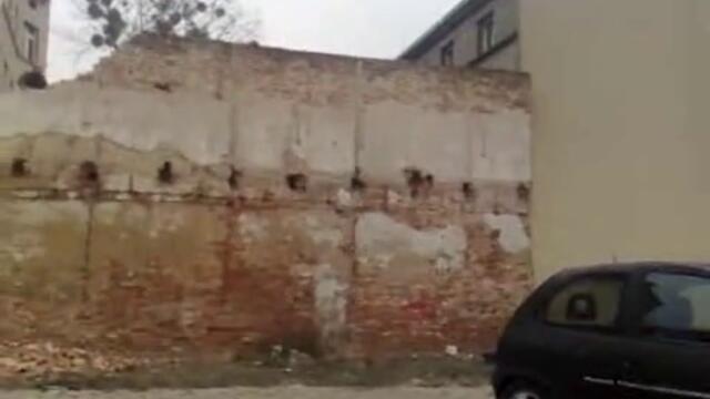 Мъж събаря стена с опела си