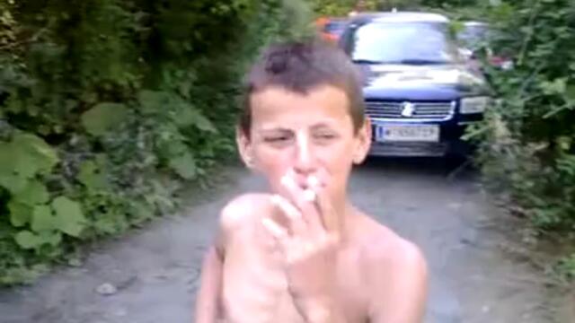 Дете пуши през ушите