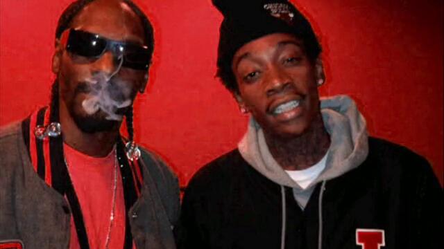 Snoop Dogg &amp; Wiz Khalifa feat. Juicy J - Smokin On