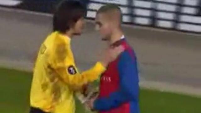 Нападател спасява дузпа в последната секунда